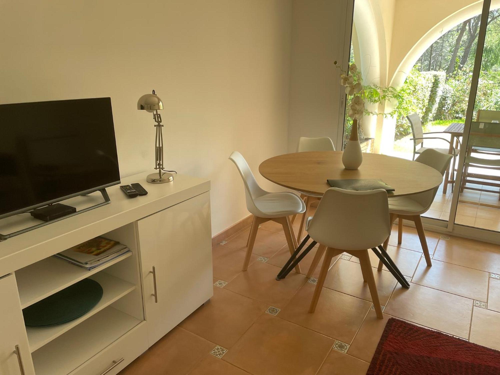 2 Pieces Saint Raphael Renove, Classe 4 Etoiles, 100 M Plages, Piscine, Tennis, Parc, Terrasse, Jardin Privatif מראה חיצוני תמונה